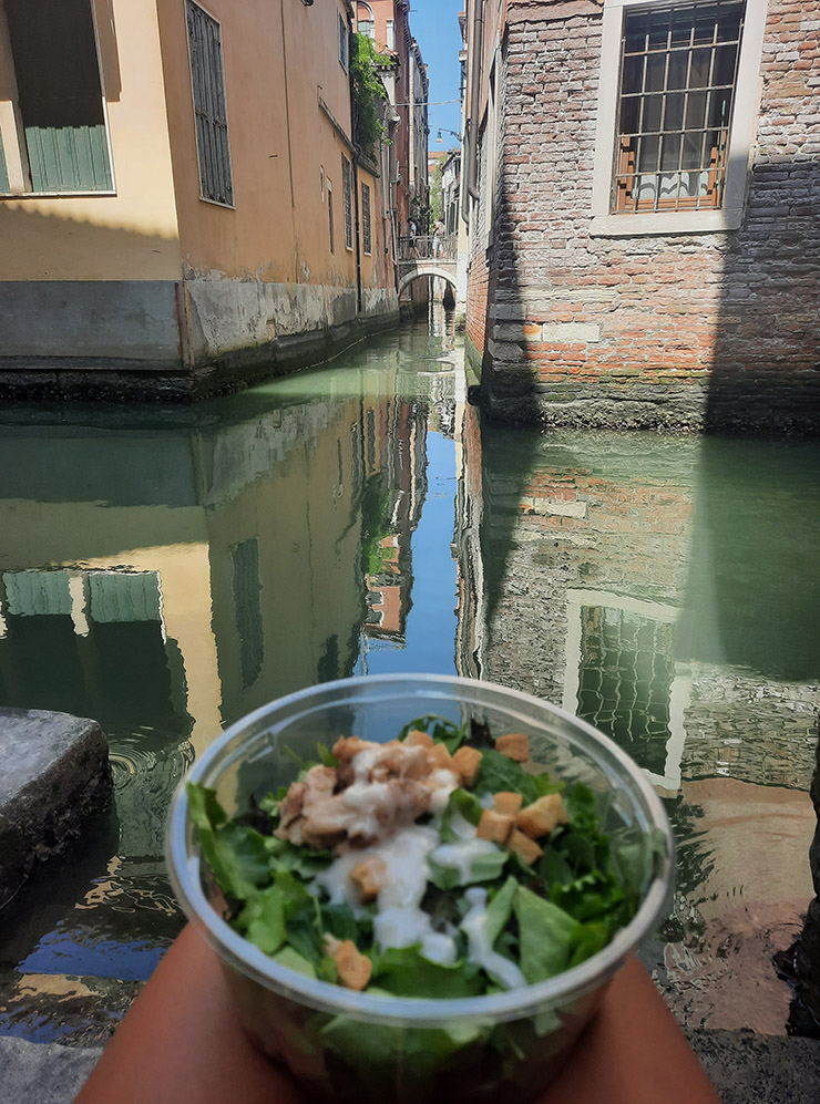 Мой обед на одной из венецианских улочек