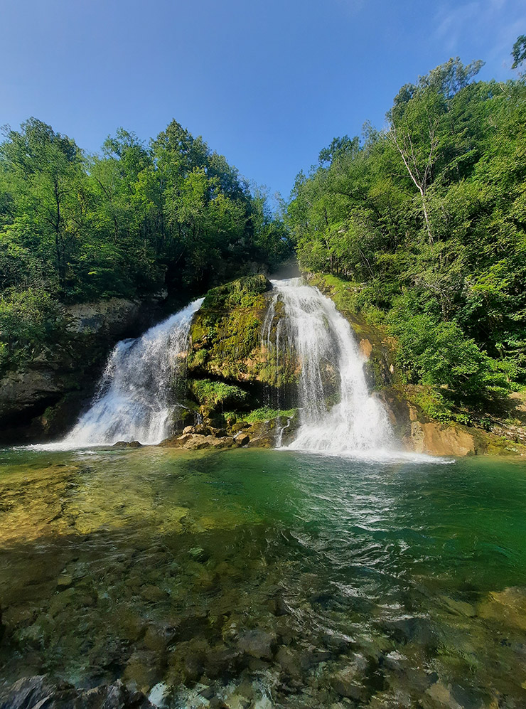 Водопад Вирье неподалеку от городка Бовец в Словении. В этих краях более известен другой водопад — Бока. На Боку любуются в толпе со смотровой площадки, а к Вирье можно подойти и даже искупаться в полном одиночестве