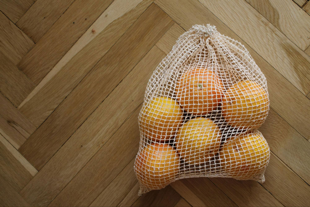 Я использую сетчатые мешки, поэтому у продавцов не возникает вопросов, что внутри и какие именно фрукты я взвесила