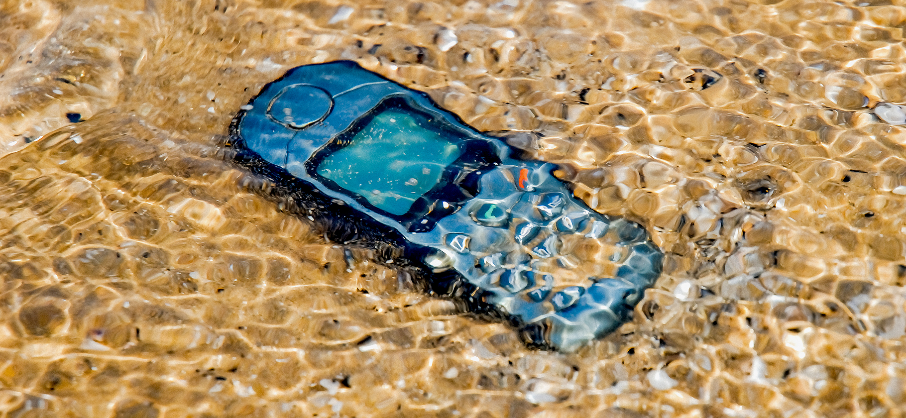 «Смс с инструк­циями не прислали»: истории о блоки­ровке сим-карт после поездок за границу