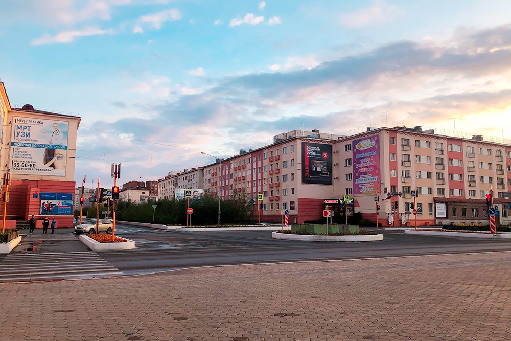 Пересечение Ленинского проспекта и улицы Дзержинского