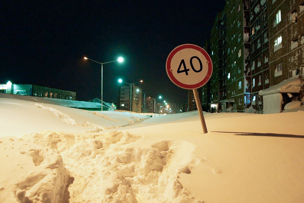 Улица после сильной метели: слой снега — около полутора метров