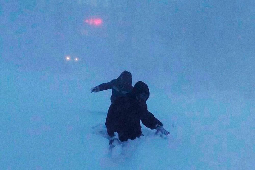 Это фото моя подруга сделала зимой 2017 года. Это дорога от главного входа ТЭЦ-3 к КПП. Людям пришлось двое суток сидеть на работе из-за сильной пурги. За сутки намело больше метра снега