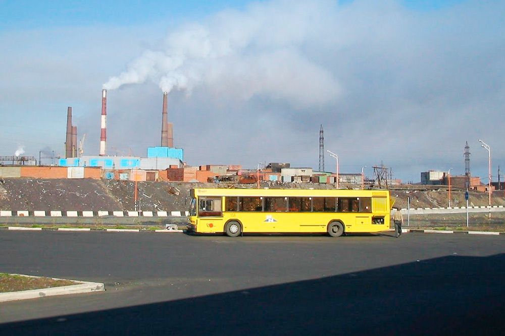 Автобус «Норильск — Кайеркан» на стоянке перед рейсом