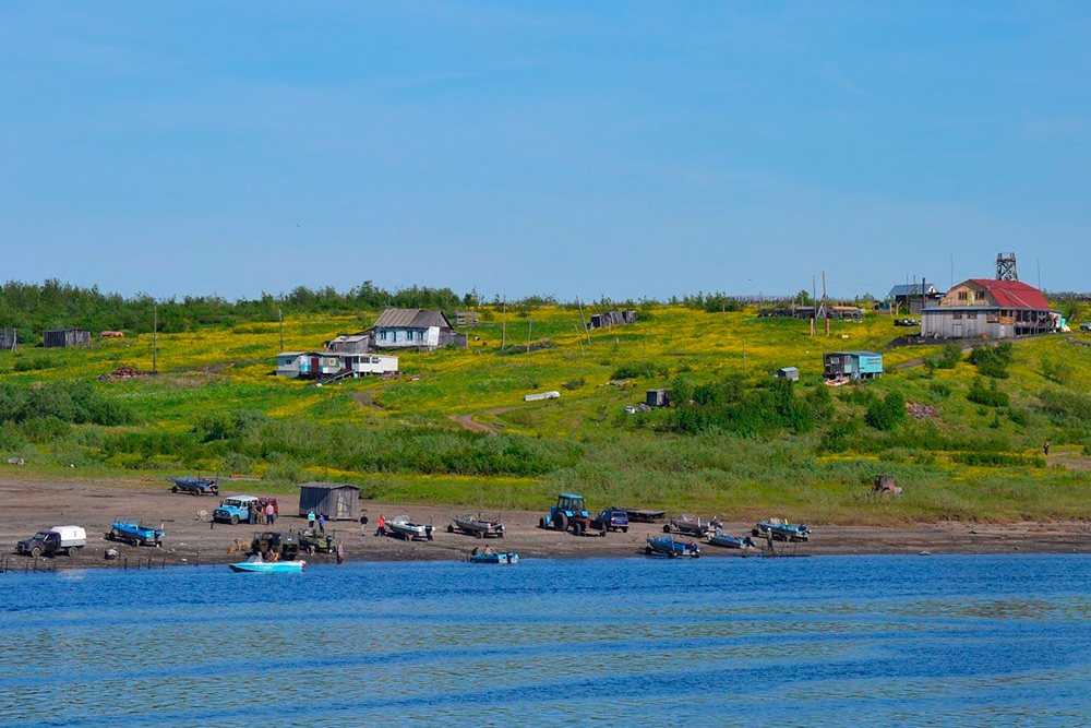 На берегу много лодок: жители занимаются рыбным промыслом