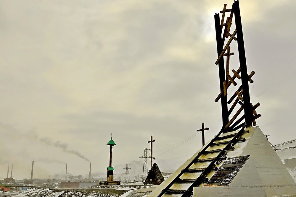 Памятник погибшим полякам сделан в виде уходящих в небо рельсов и шпал‑крестов