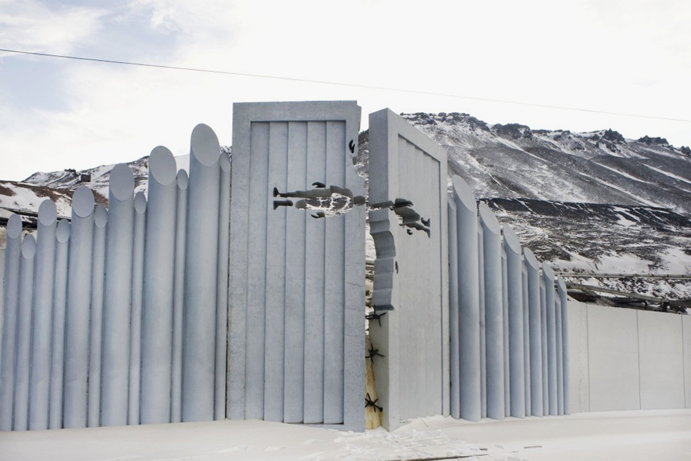 «Последние врата» — бетонная ограда длиной 56 метров и огромные ворота с крестом. У этого памятника есть и практическое назначение: он защищает комплекс от тающего снега, который весной сходит с горы Шмидта