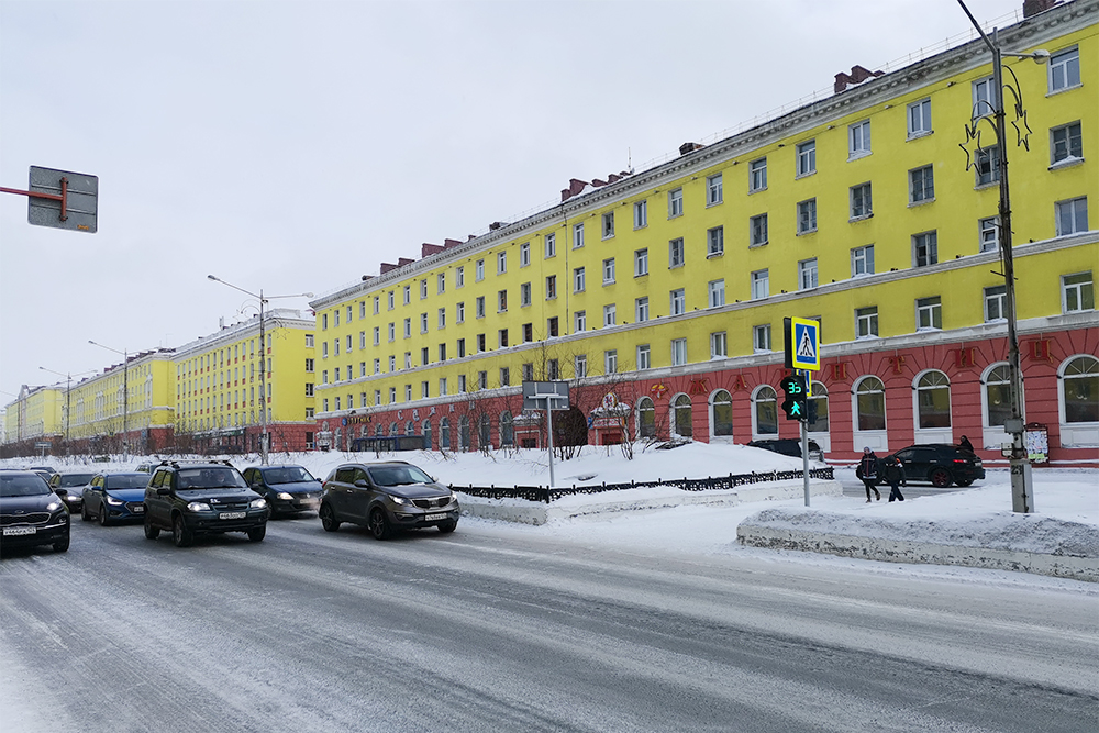 Часть Ленинского проспекта выкрашена в ядовитые желто⁠-⁠оранжевые цвета. Норильские архитекторы уверяют, что так пасмурный и мрачный промышленный город смотрится веселее и не вызывает уныния