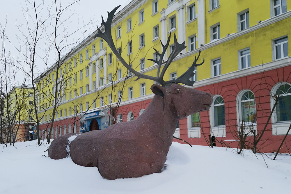 Между домами 13 и 18 по Ленинскому проспекту можно встретить северного оленя — символ Таймыра. Сначала рога у скульптуры были настоящие, но вандалы так часто их обламывали, что пришлось заменить металлическими