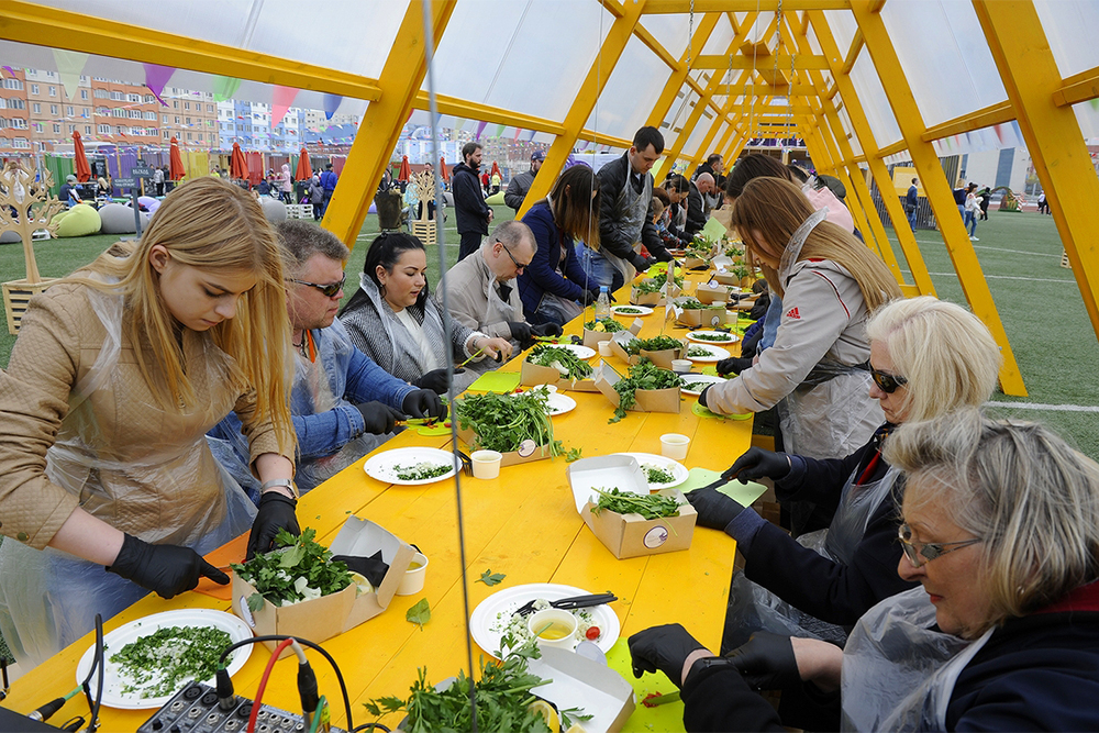 На фестивале проводят мастер⁠-⁠классы по приготовлению блюд местной кухни. Например, в 2019 году учили готовить сагудай из сига и тартар из оленины. Источник: ttelegraf.ru