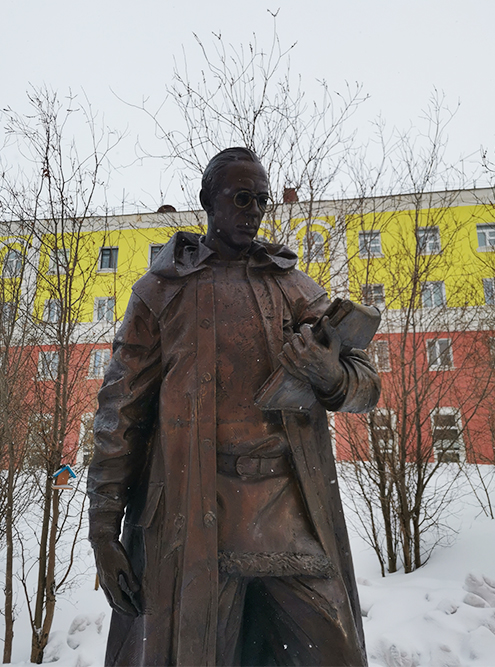 В сквере справа от музея установлен памятник Николаю Урванцеву. Деньги на памятник люди собирали сами, еще часть добавил «Норникель»