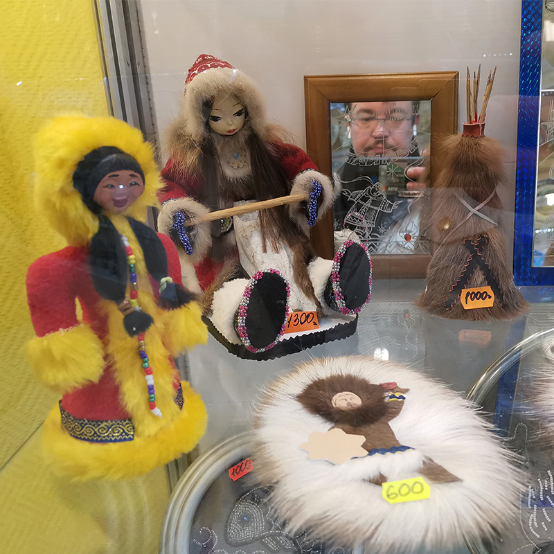 На полках магазинов увидите кукол в национальных костюмах и поделки из оленьего меха