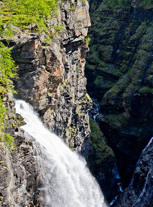 Водопад Стигфоссен высотой 180 м. От водопада в разные стороны отходят пешие тропы — можно прогуляться по живописным местам