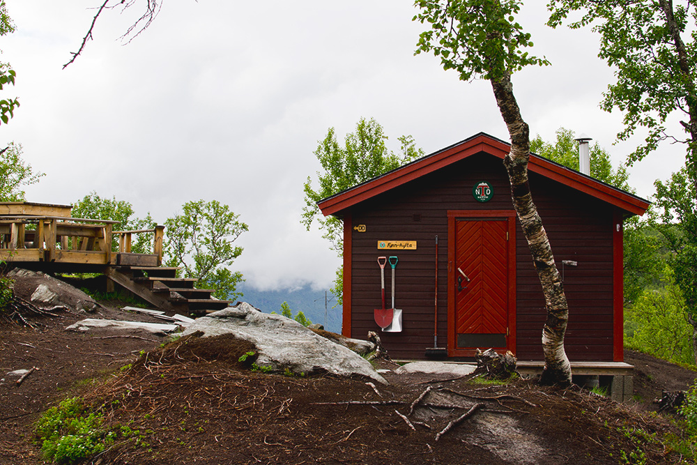Современный дом в горах с беседкой и туалетом на улице, который открыт для всех. Мы наткнулись на него случайно во время пешей прогулки и решили остановиться там на ночь