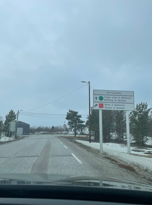 Так выглядела граница между Норвегией и Финляндией 1 мая 2023 года. Путешественница из Петербурга свободно пересекла ее без остановок