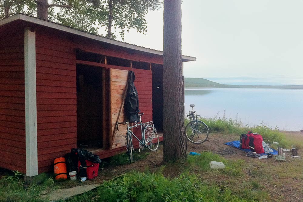 Однажды мы ночевали в раздевалке на берегу озера Sandsjön в Швеции. В ту ночь было очень холодно
