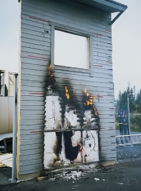 Это испытания такого фасада в финском городе Куопио: пожар поддерживали 100 минут, но огонь так и не дошел до крыши. Источник: studylib.ru