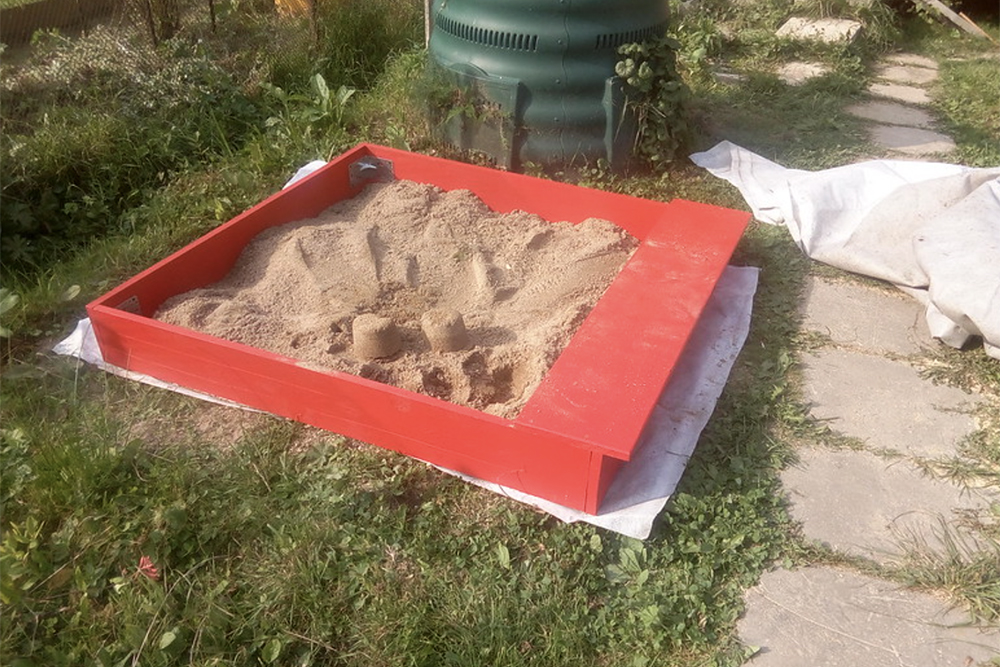 Самодельный ящик для песка, он же детская песочница. Источник: flickr.com