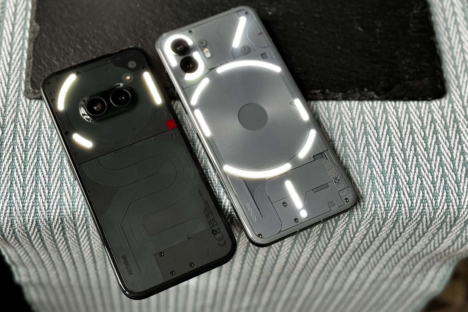 Слева — Nothing Phone 2a, справа — Nothing Phone 2. Разница в количестве глифов очень заметна. Источник: digitaltrends.com