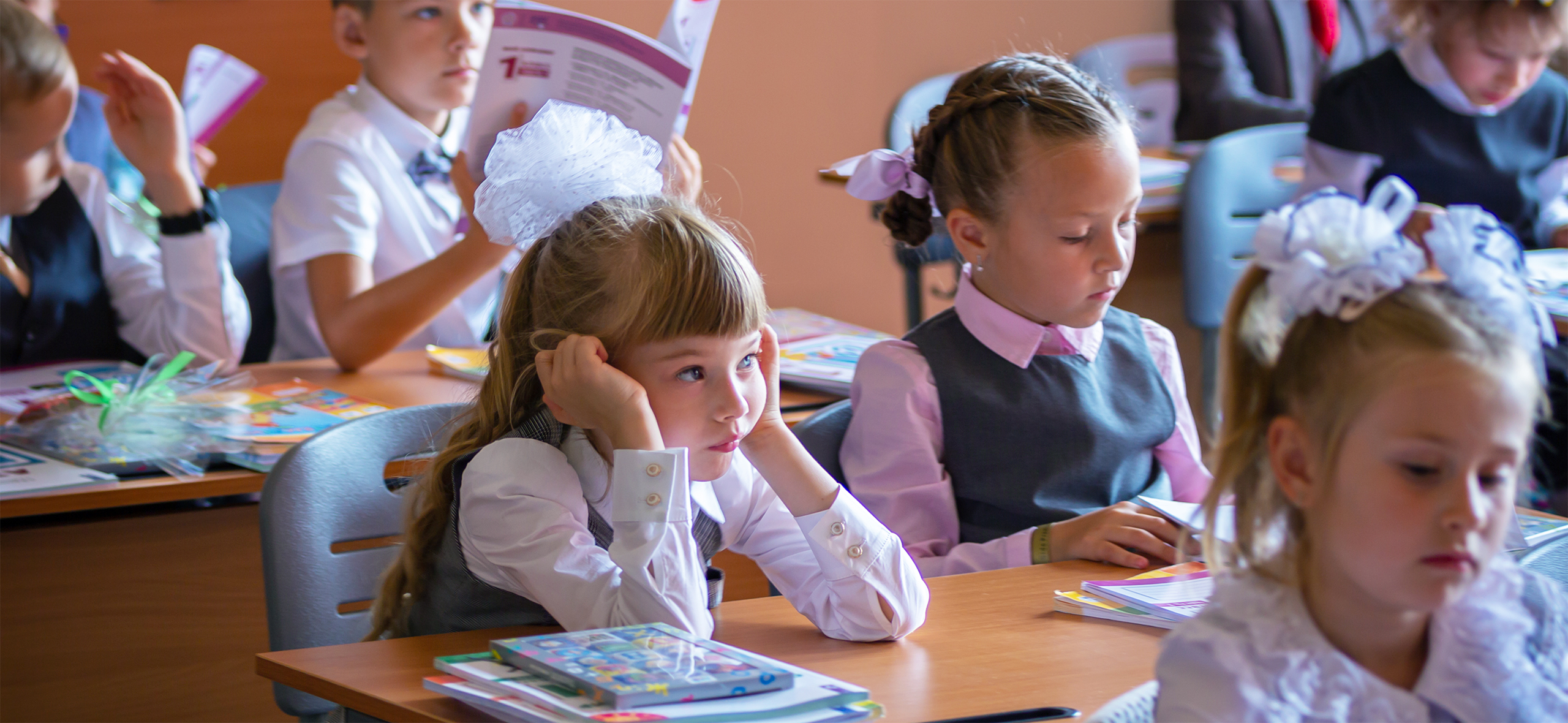 Оценки за поведе­ние и больше уроков истории: что изме­ни­лось в шко­лах с 1 сентября