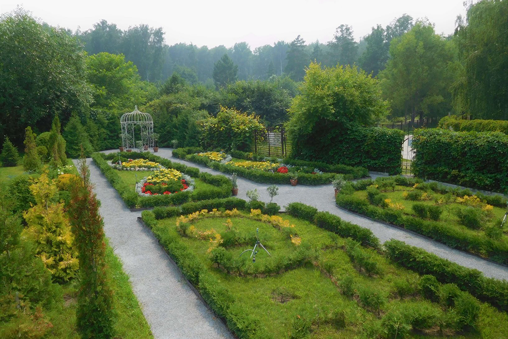 Экспозиция «Регулярный французский сад» — ландшафтная композиция, в основе которой четкие геометрические пропорции, принципы ритма и симметрии. Источник: csbg-nsk.ru