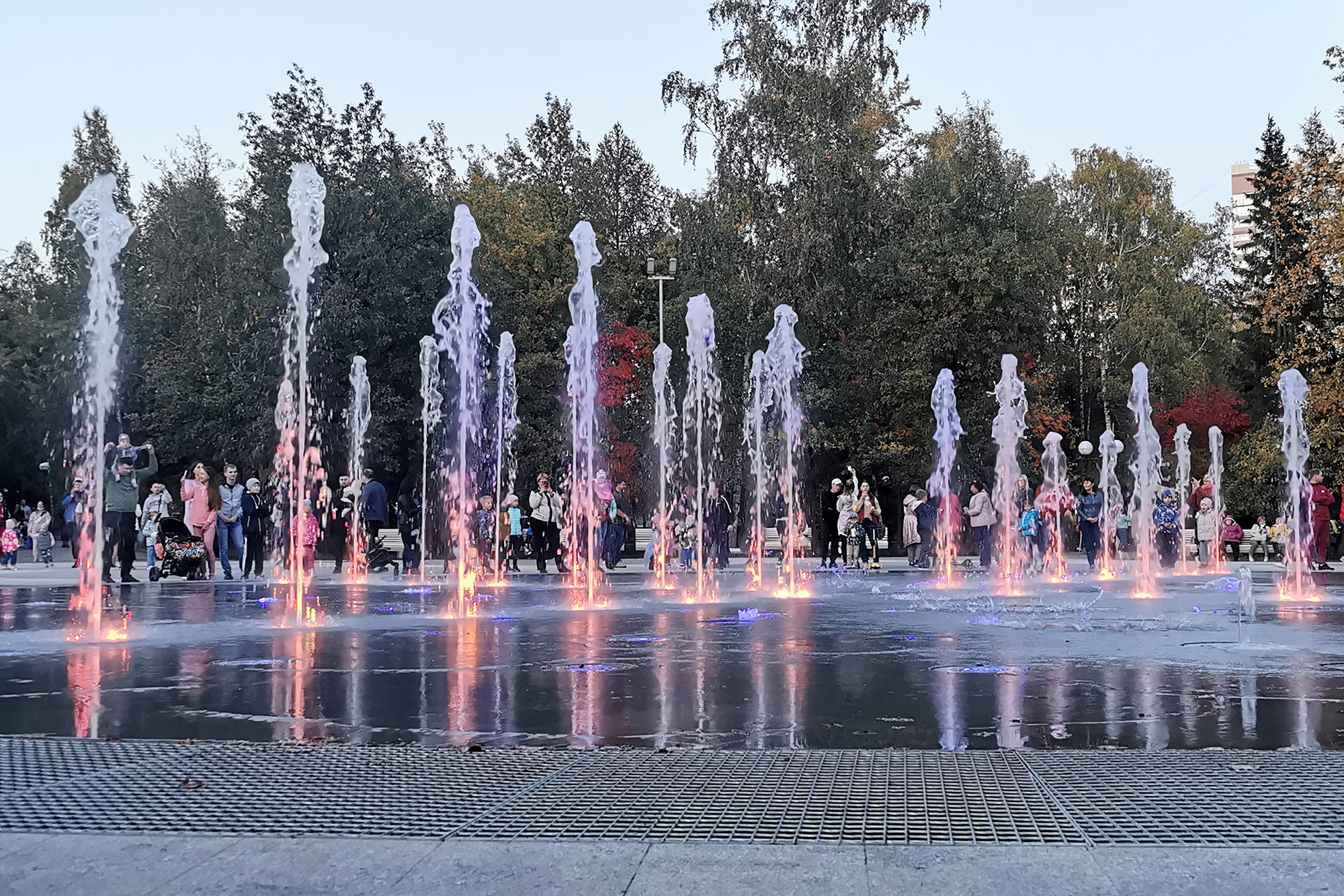 Летом рядом с фонтаном собирается много горожан и туристов. Фото: Ольга Бекасова