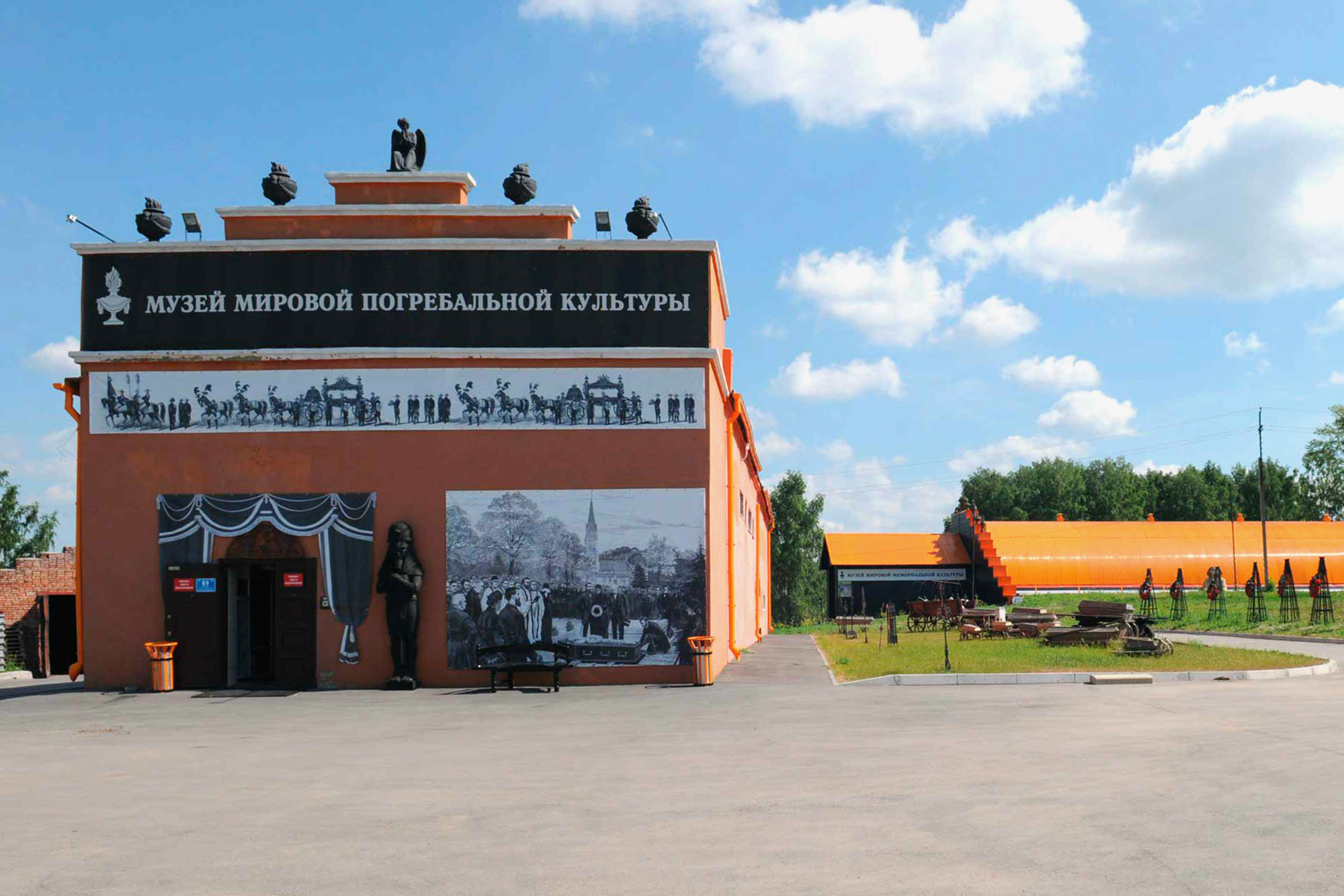 Крематорий в Новосибирске частный, его открыли в 2003 году. Рядом есть парк с аллеями, беседками и скульптурами. Источник: musei‑smerti.ru
