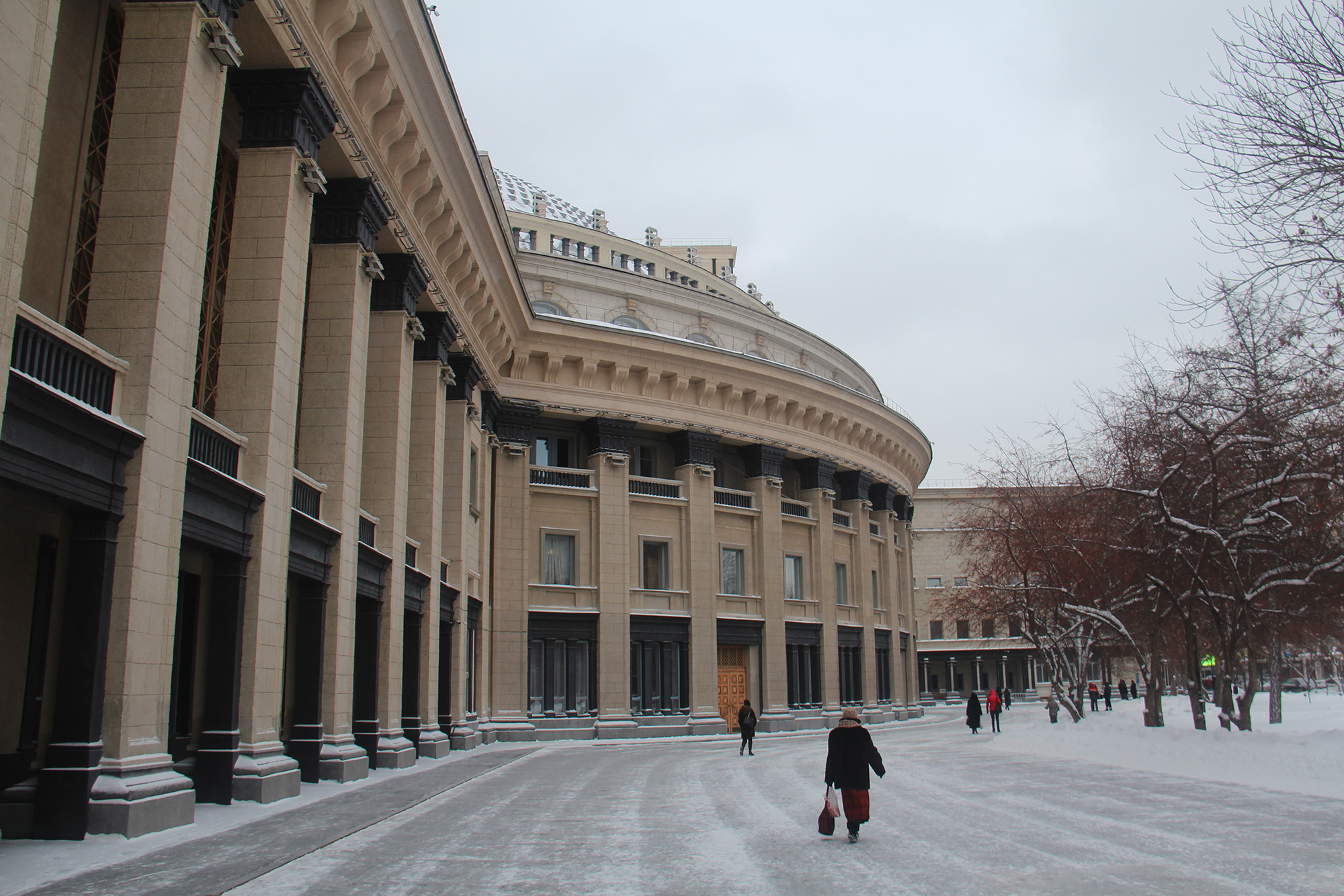Из⁠-⁠за огромных размеров театр иногда называют Сибирским колизеем
