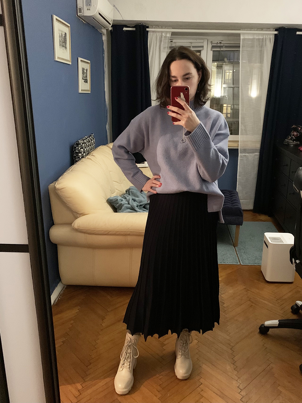 Давно купленная теплая юбка-миди по⁠-⁠новому заиграла в комплекте со свитером из Uniqlo и крутыми ботинками из «Эконики»