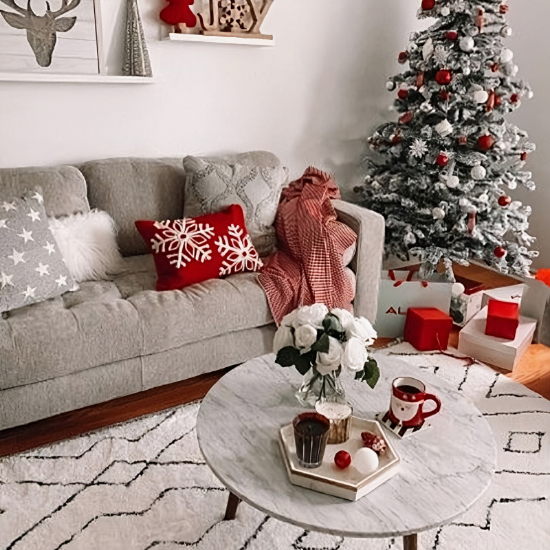 Новогодний плед и подушки — отличное дополнение к праздничному декору квартиры. Чтобы создать новогоднее настроение, завернитесь в плед с узором из оленей, положите под спину или под голову подушку со снежинками и включите рождественские фильмы. Фото: Kelly Elizabeth Designs / Pinterest