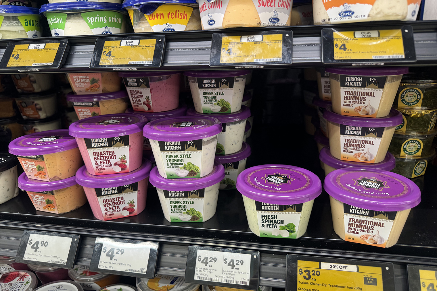 Греческий йогурт с добавками из свеклы или шпината — сметану им можно заменить с натяжкой. Но в такой вкусно макать чипсы