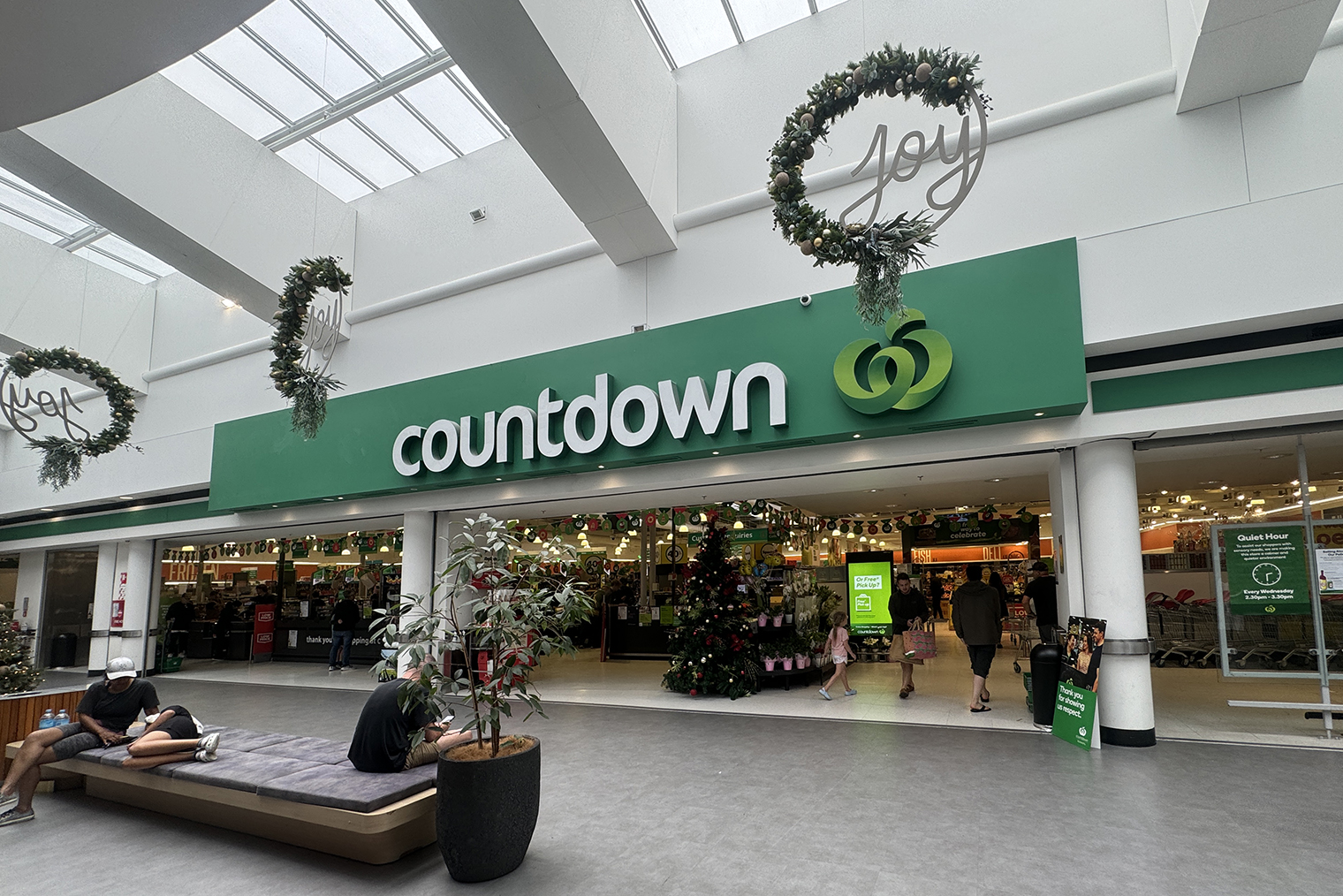 В 2024 году супермаркеты Countdown начали проводить ребрендинг — теперь они называются Woolworth