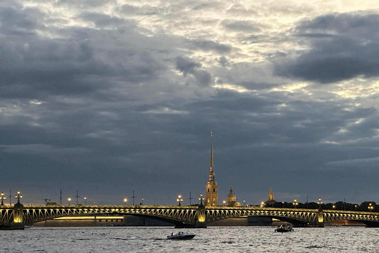 Вечерняя Нева. Покататься на кораблике в сезон в Питере — святое