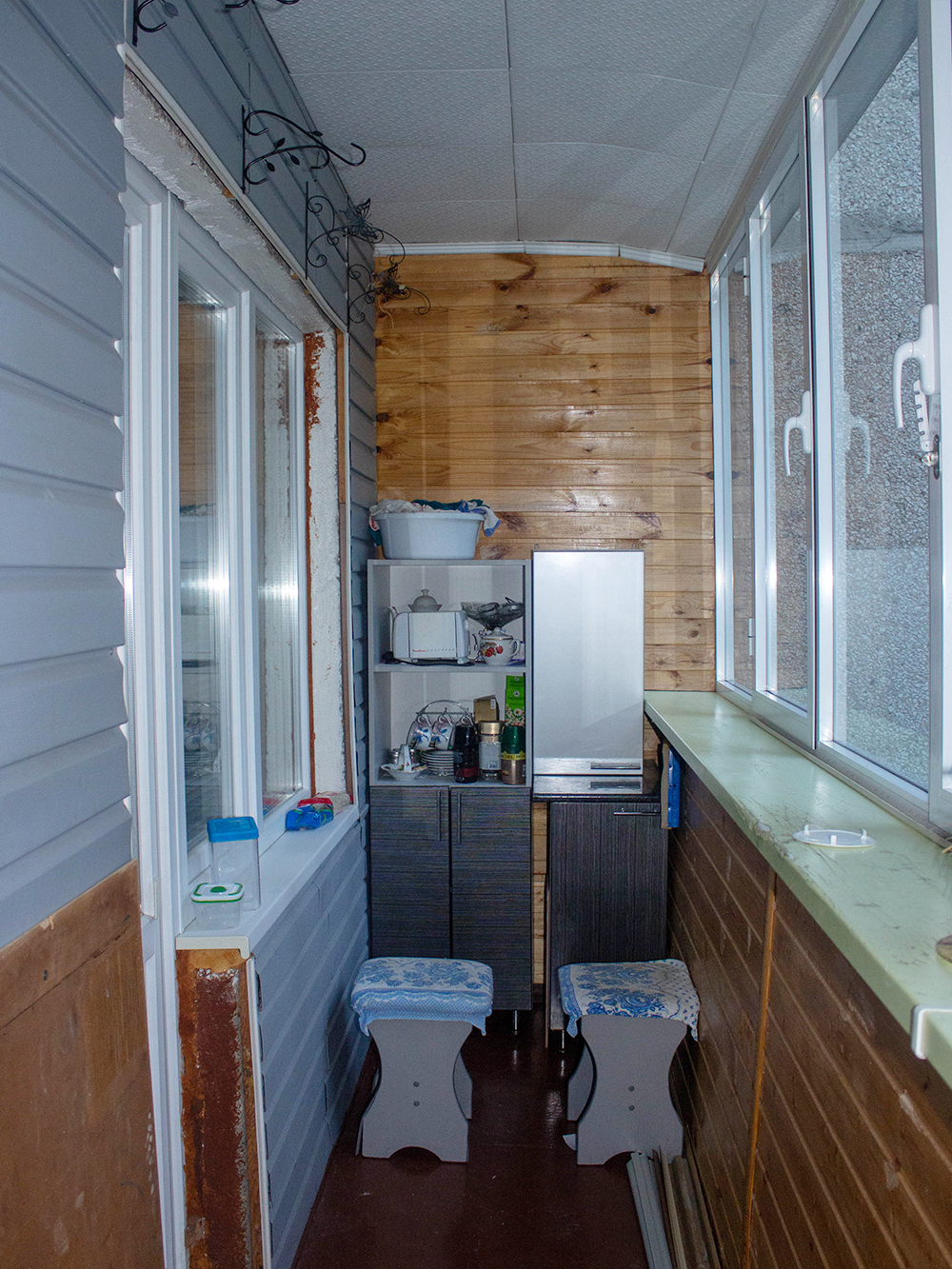 В начале лета 2021 года мы делали ремонт на кухне и использовали балкон для хранения кухонных принадлежностей