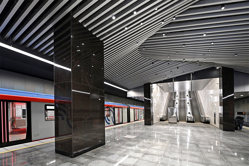 На «Аминьевской» потолок сделан из волнообразных алюминиевых реек. Так он выглядит на финальном этапе строительства. Источник: группа «Развитие Метрополитена и Транспорта в Москве» «Вконтакте»