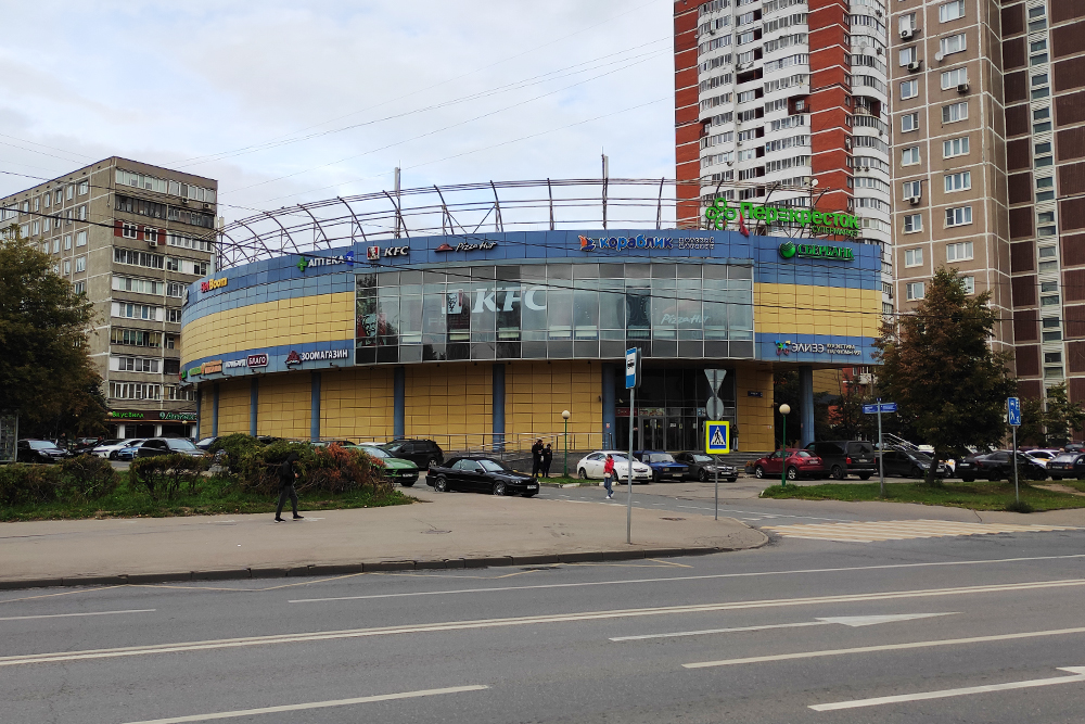 Несколько мелких торговых центров находятся в Матвеевском, в них я бываю редко. На фото — ТЦ «Тук-тук»