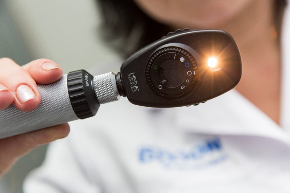 Кроме того, врач может провести офтальмоскопию с помощью прибора, похожего на ручной фонарик. Ее цель — осмотр глазного дна, чтобы убедиться, что глаз соответствует анатомической норме. Источник: «Хайтекмед»