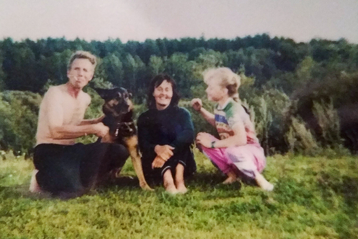 Полароидное фото из 90⁠-⁠х: мама, папа, я и наша собака