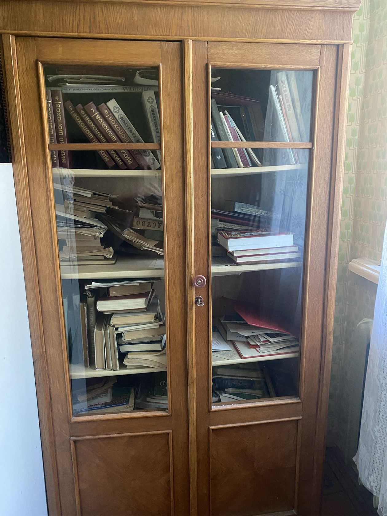 Это книжный шкаф, который достался нам от предыдущих владельцев квартиры. Он тоже требует ремонта, и я пока думаю, как его лучше сделать