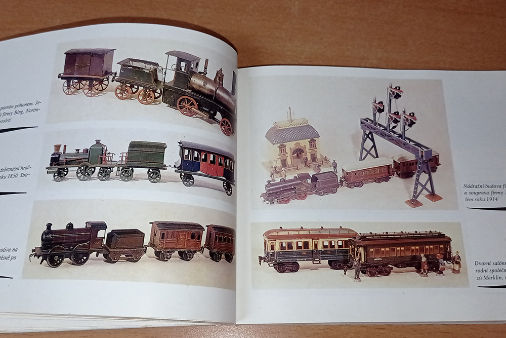 А это игрушечные поезда в книге Vlaky dětských snů — «Поезда детской мечты». Книга издана в Праге в 1989 году, автор — ‎Ludovík Losos. Я случайно выменял ее у другого коллекционера на советскую книжку про железные дороги
