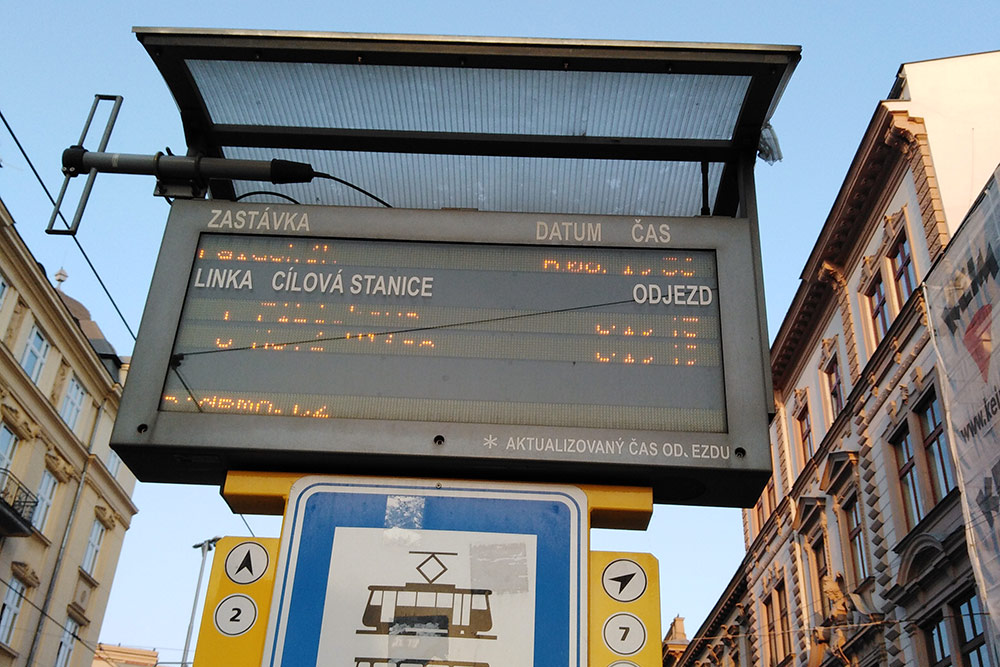В Оломоуце на всех остановках есть табло, на котором написано время прибытия каждого автобуса и трамвая