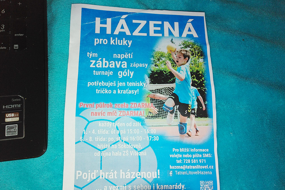 Листовка на чешском, предлагающая записать детей в секцию гандбола. Ее дали сыну в школе
