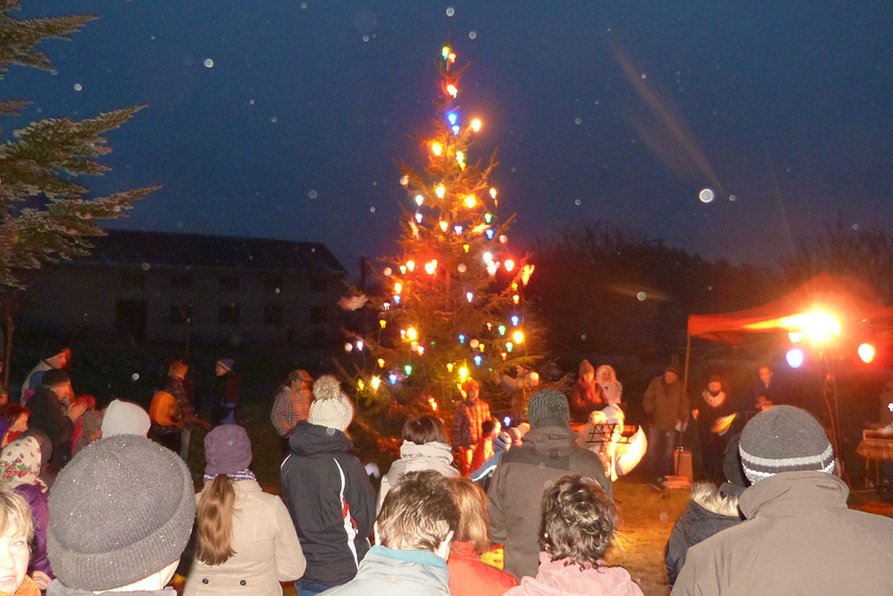 Празднование предрождественского времени в деревне — елочка, зажгись!