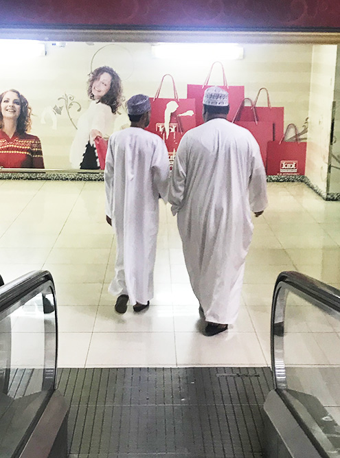 И мужчины, и женщины в Омане любят носить традиционную одежду, потому что это очень практично и удобно. Она работает по принципу термоса: под ней сохраняется постоянная комфортная температура и кожа под солнцем не обгорает