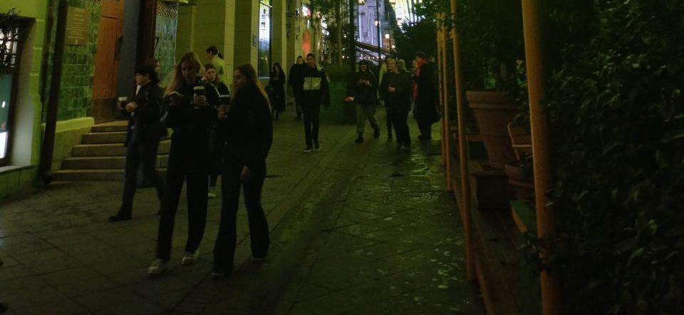 «Пелевинская ирония звучит мрачно, как и должна»: как я сходила на «Омон Ра» в МХТ имени Чехова