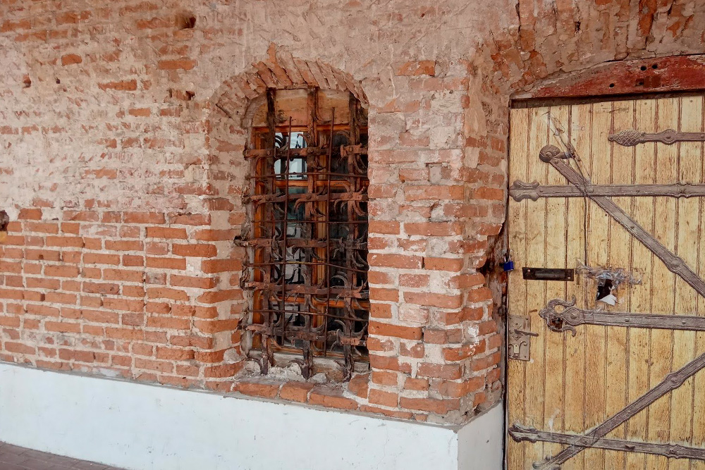 На окнах сохранились старые решетки. Двери тоже старинные