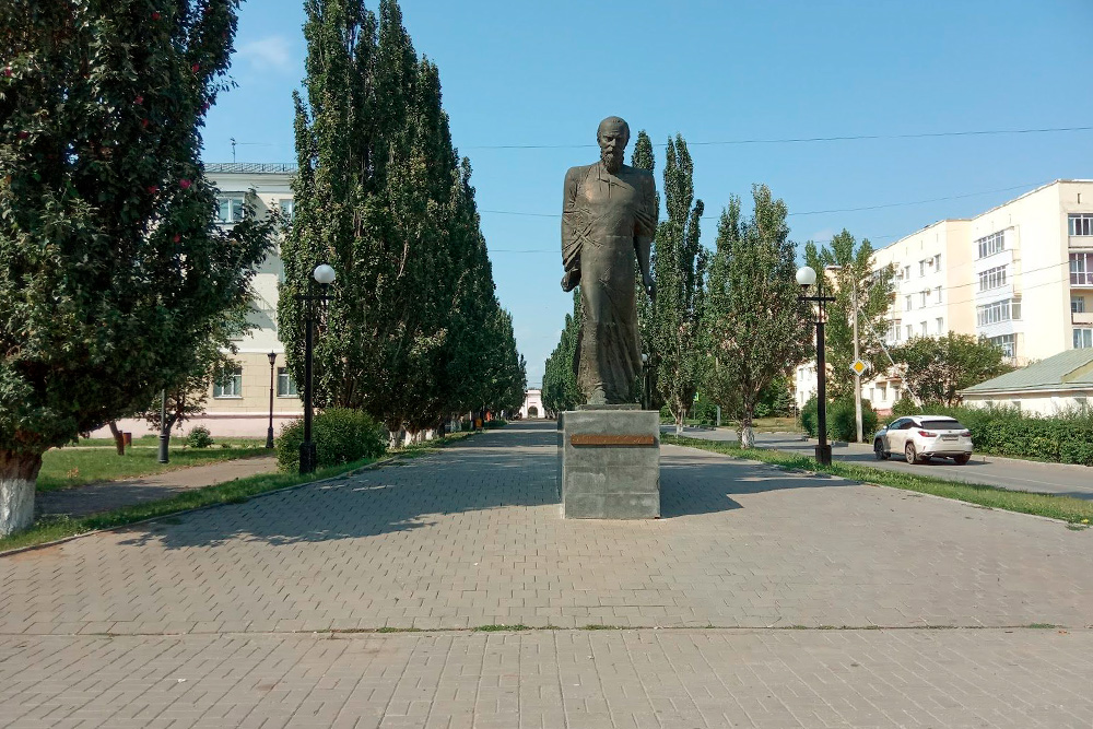 Памятник Достоевскому — культовое место. Не знаю ни одного омича, у которого не было бы фотографии отсюда