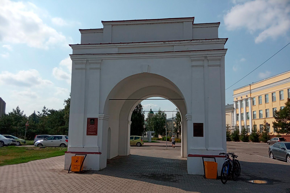 Омские ворота разобрали в 1936 году, а в 2010⁠—⁠2011 годах восстановили