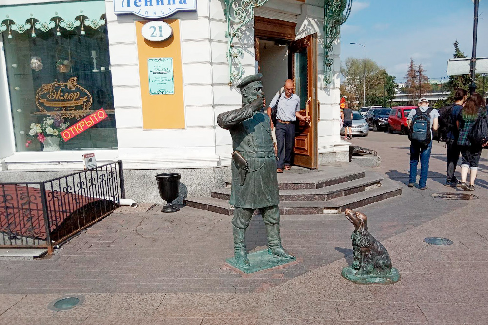 Памятник городовому появился в 2011. В 19 веке городовые следили за порядком в российских городах. В 2019 к скульптуре приставили бронзовую собаку-охранника