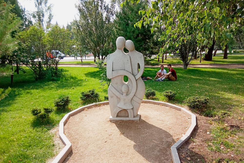 Скульптура «Семья» в сквере имени Дзержинского. Он начинается сразу за Любинским проспектом. В сквере все скульптуры в таком стиле, а на газонах — крупные камни такого же цвета